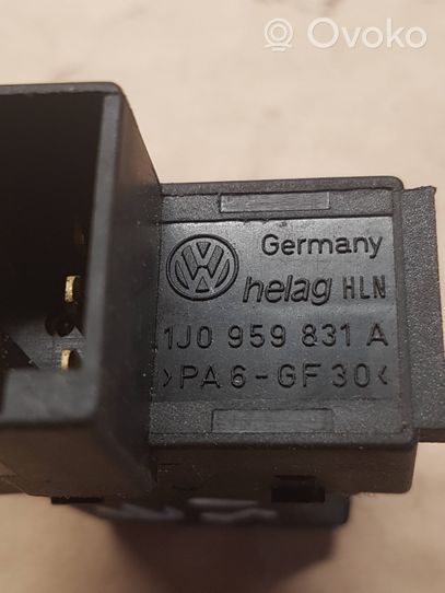 Volkswagen PASSAT B6 Takaluukun avauskytkin 1J0959831A