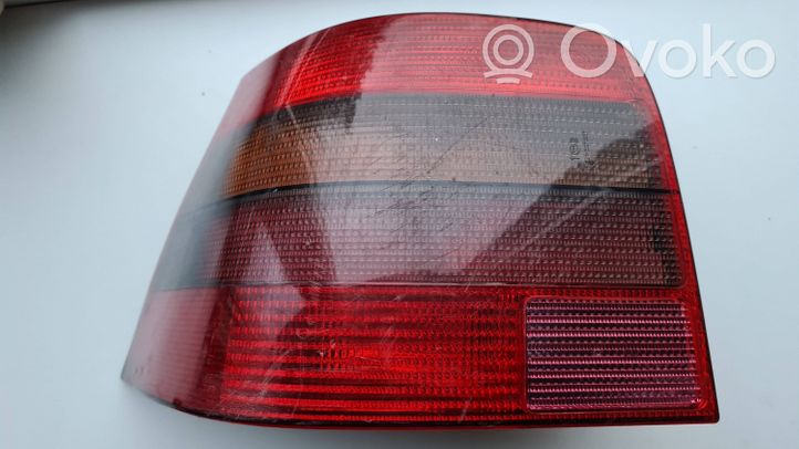 Volkswagen Golf IV Aizmugurējais lukturis virsbūvē 1J6945111A
