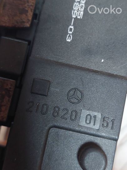 Mercedes-Benz E W210 Interrupteur de siège chauffant 2108200151