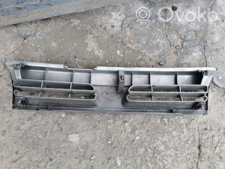 Nissan Sunny Grille de calandre avant 6231295R00