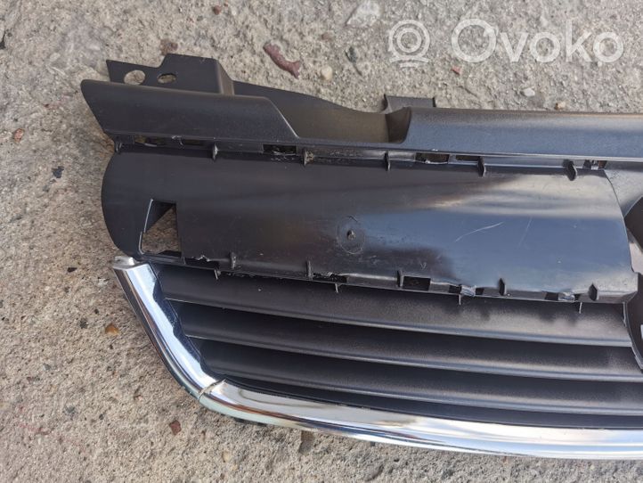 Opel Zafira B Grille calandre supérieure de pare-chocs avant 13157590