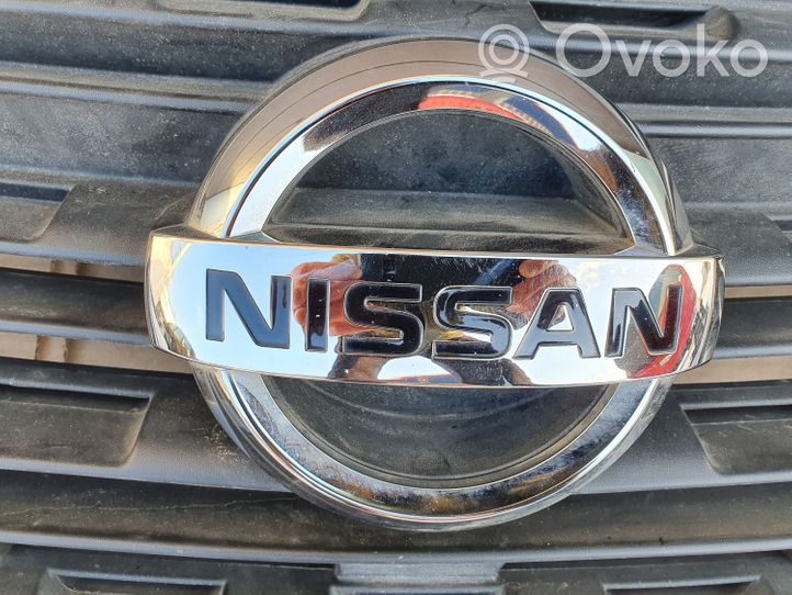 Nissan NP300 Grille calandre supérieure de pare-chocs avant 623109057R