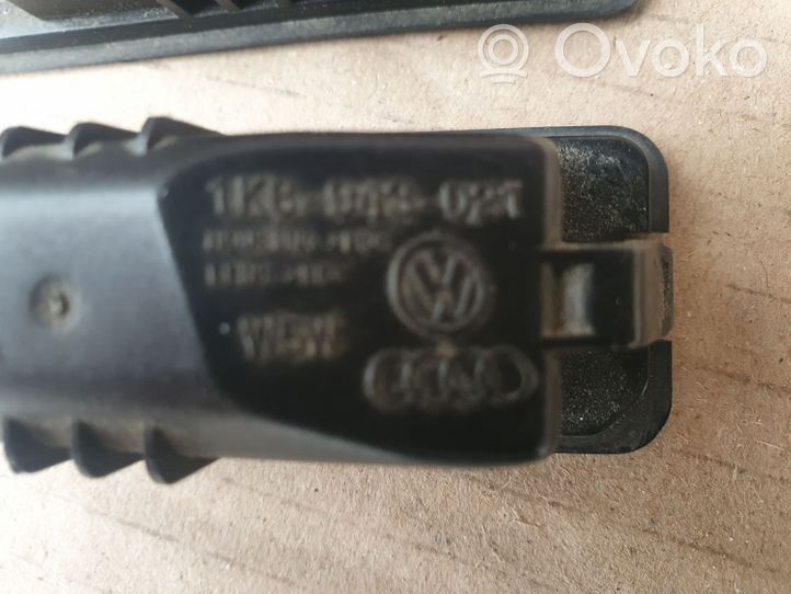 Volkswagen Golf VII Listwa oświetlenie tylnej tablicy rejestracyjnej 1K8945021