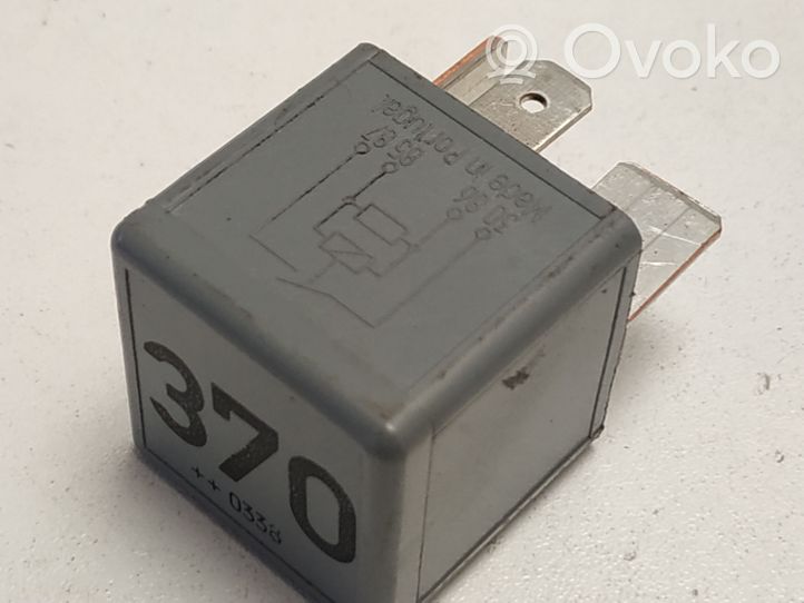 Volkswagen PASSAT B5 ABS relay 8D0951253