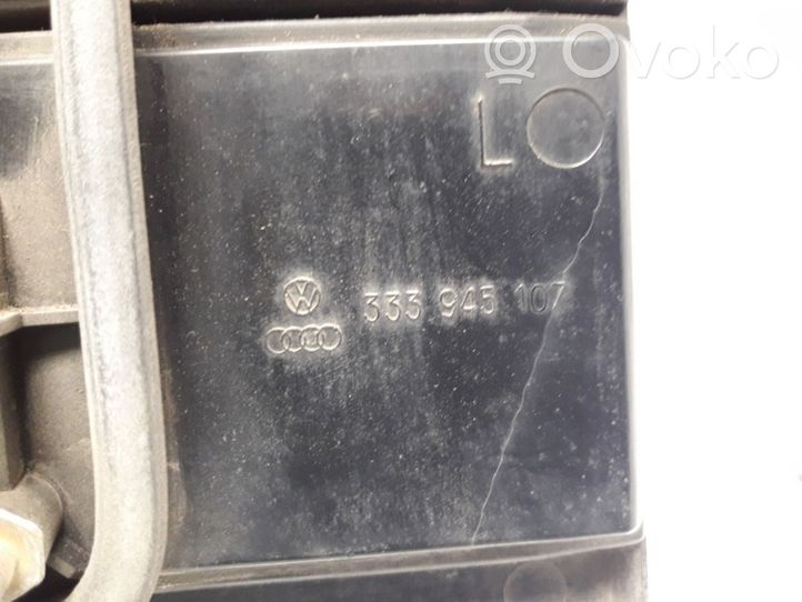 Volkswagen PASSAT B3 Lampy tylnej klapy bagażnika 333945107