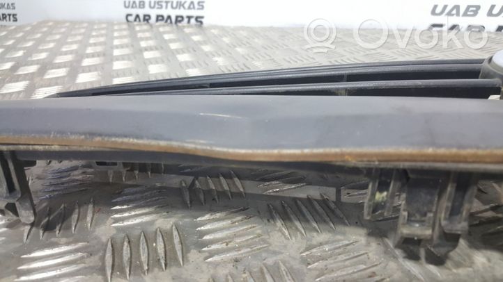 Volkswagen Golf III Etupuskurin ylempi jäähdytinsäleikkö 1H6853653