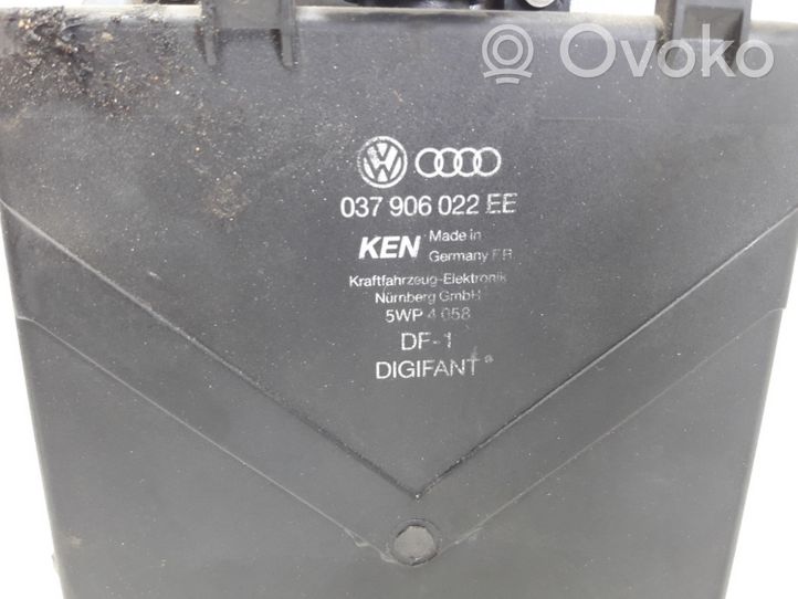 Audi 80 90 S2 B4 Variklio valdymo blokas 037906022EE