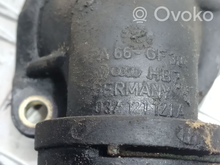 Volkswagen PASSAT B3 Termostaatin kotelo 037121121A