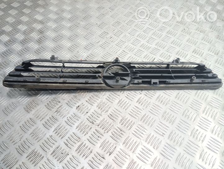 Opel Astra G Grotelės viršutinės 90587100