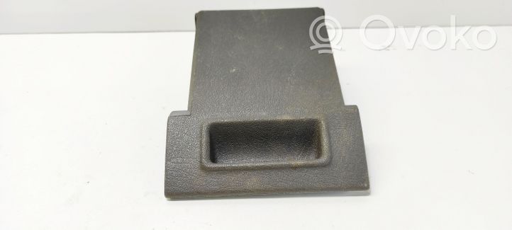 Audi 80 90 B2 Peleninė panelėje 811857309