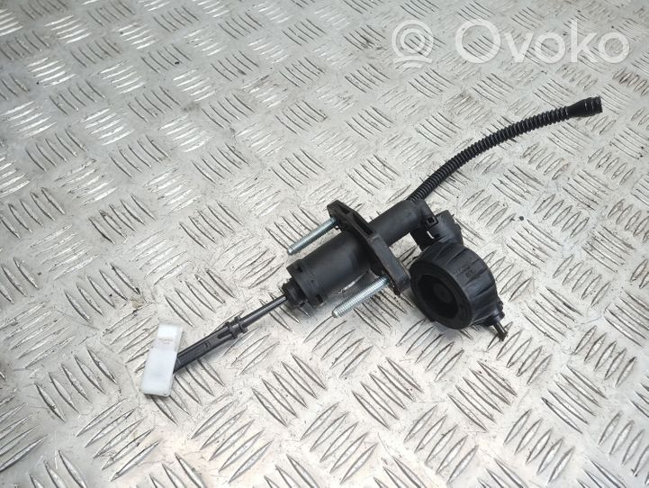 Opel Astra J Clutch master cylinder 55561916