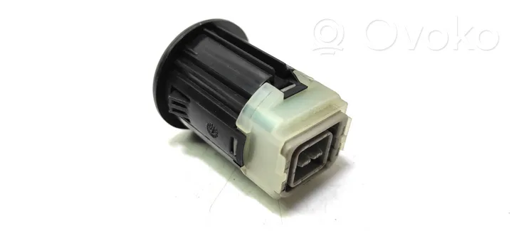 Nissan Qashqai+2 Connettore plug in USB 28023