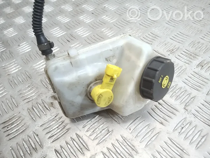 Opel Astra J Brake fluid reservoir 