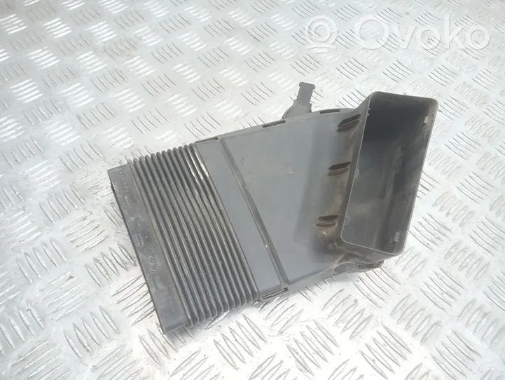 Audi A4 S4 B6 8E 8H Ilmanoton kanavan osa 8E0129617D