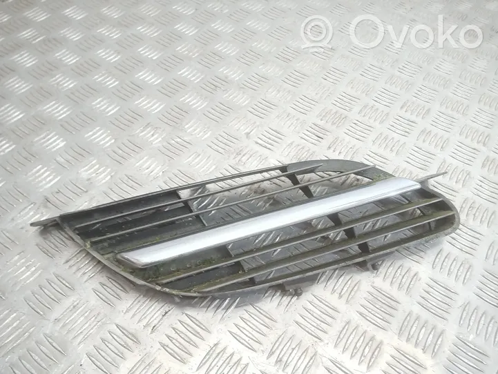 Nissan Almera Tino Grille calandre supérieure de pare-chocs avant 