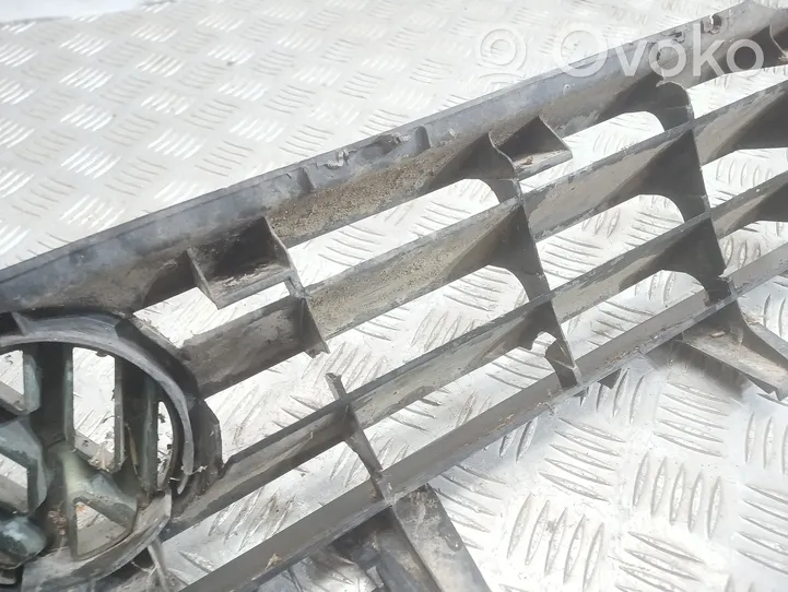 Volkswagen PASSAT Grille calandre supérieure de pare-chocs avant 