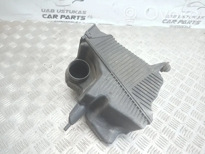 Renault Megane II Air filter box 8200369755