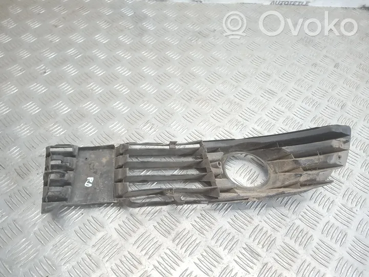 Volkswagen PASSAT B5.5 Grille inférieure de pare-chocs avant 