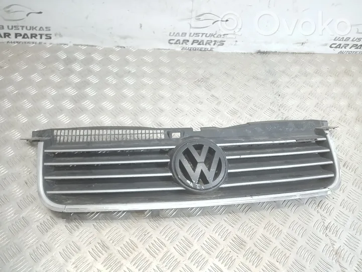 Volkswagen PASSAT B5.5 Grille calandre supérieure de pare-chocs avant 