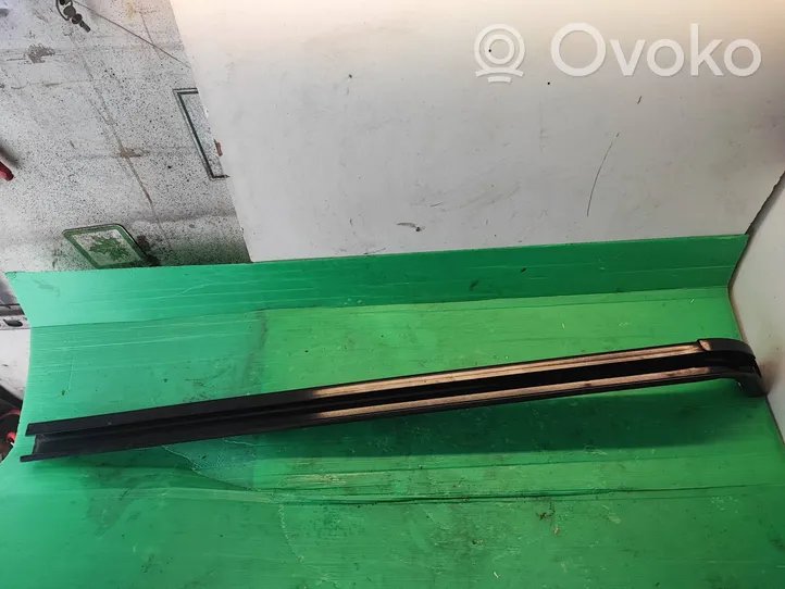 Opel Vivaro Sliding door middle rail 777663037R