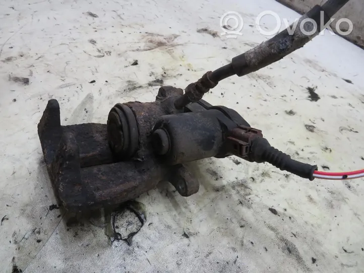 Nissan X-Trail T32 Caliper del freno trasero 32335478