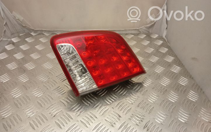 KIA Sorento Lampy tylnej klapy bagażnika 924062P1