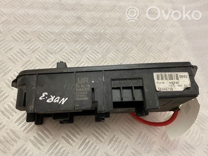 Opel Vectra C Module de fusibles 13144710