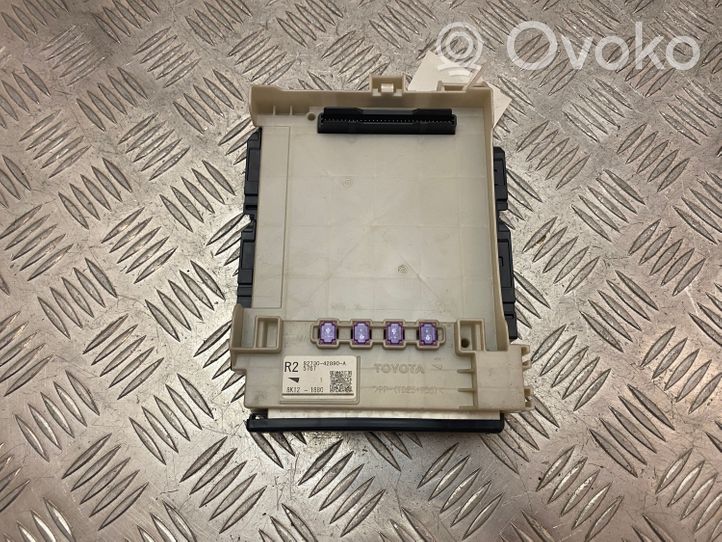 Toyota RAV 4 (XA50) Module de fusibles 8273042890