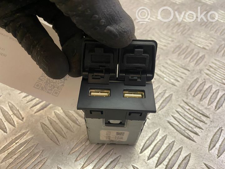 Toyota RAV 4 (XA50) Connecteur/prise USB 8553215010