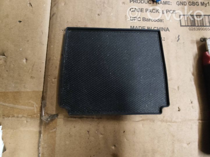 Mercedes-Benz GLE (W166 - C292) Glove box pad A1666890000