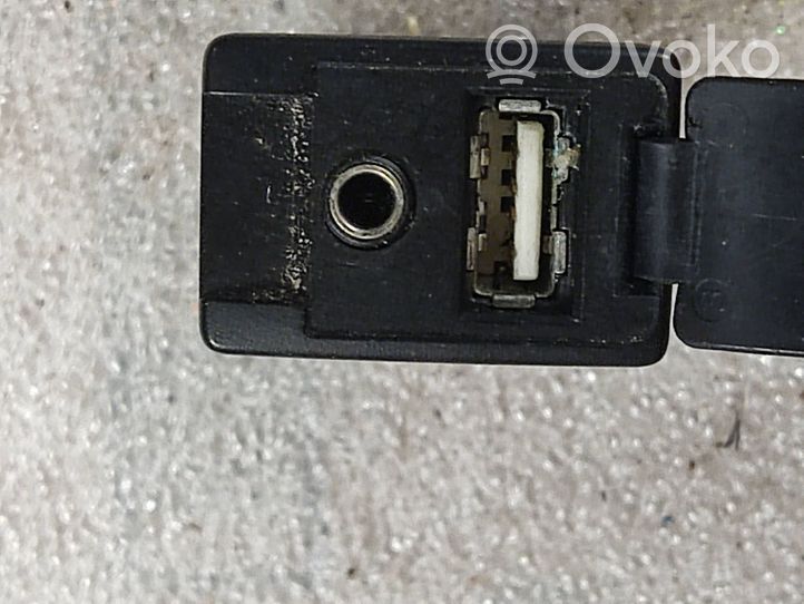 Toyota Prius+ (ZVW40) Connettore plug in USB 8619048030