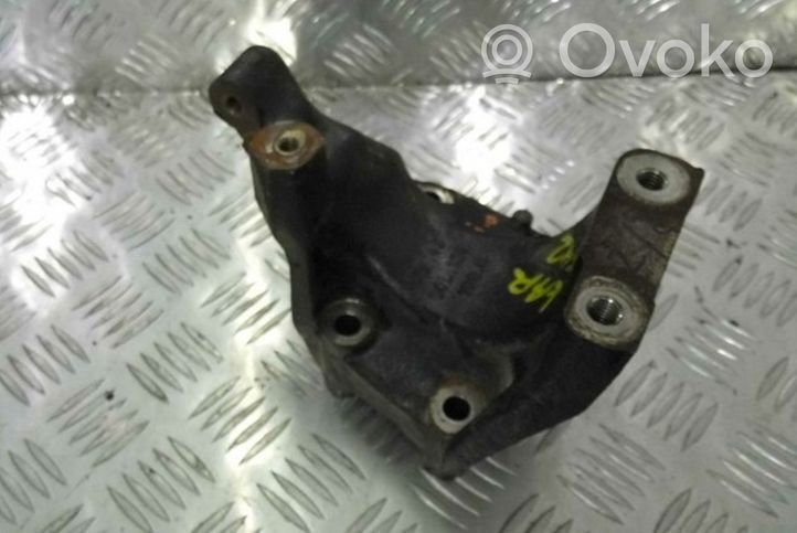 Audi A4 S4 B9 Dzinēja nostiprināšanas stiprinājums-kronšteins 04L131158C