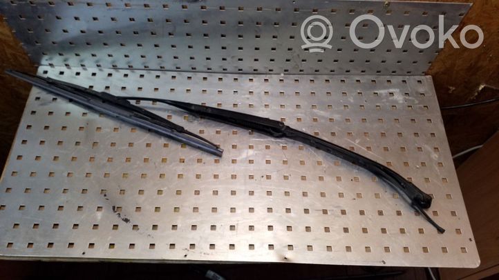 Infiniti FX Front wiper blade arm B90LA2