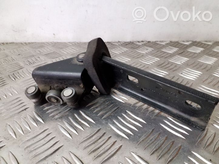 Opel Vivaro Sliding door middle roller runner 311973E