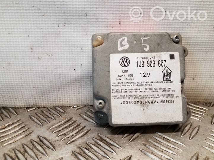 Volkswagen PASSAT B5 Sterownik / Moduł Airbag 1J0909607