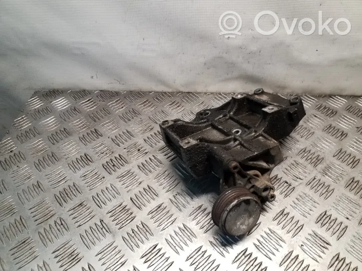 Volkswagen PASSAT B5 Staffa di montaggio del compressore dell’A/C 028260885A