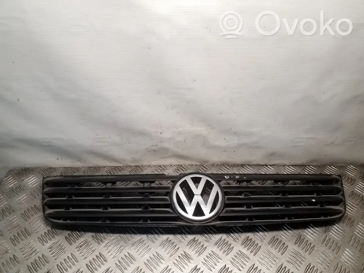 Volkswagen PASSAT B5 Etupuskurin ylempi jäähdytinsäleikkö 3B0853653C