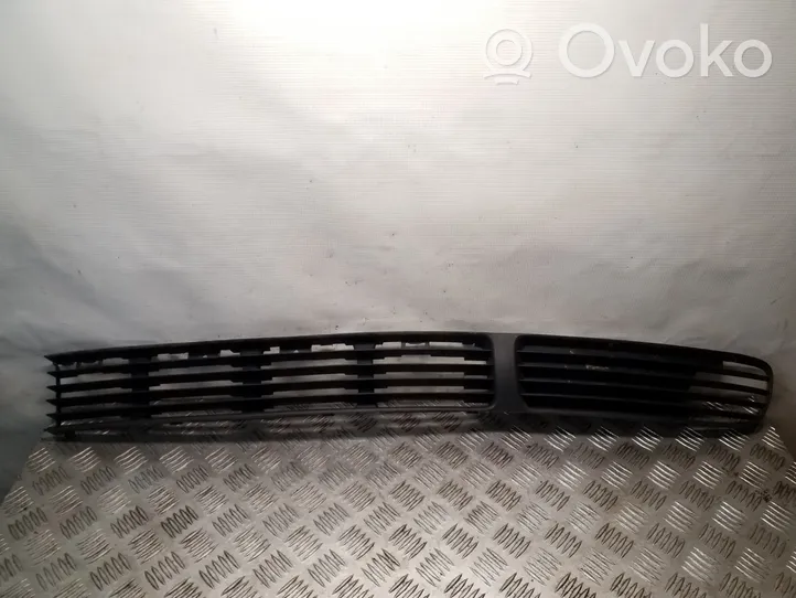 Volkswagen PASSAT B5 Grille inférieure de pare-chocs avant 3B0853677A