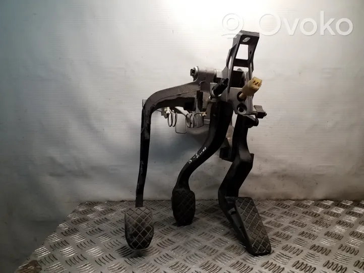 Volkswagen PASSAT B5 Pedal assembly 8D1721117D