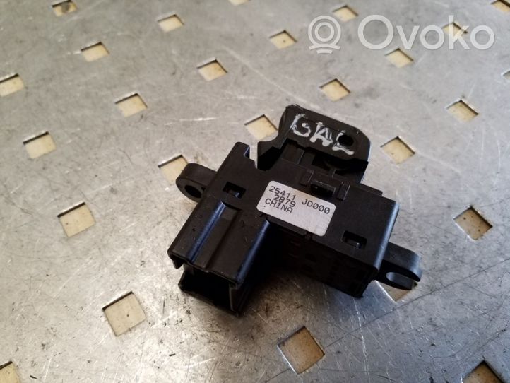 Nissan Qashqai+2 Interruttore di controllo dell’alzacristalli elettrico 25411JD000