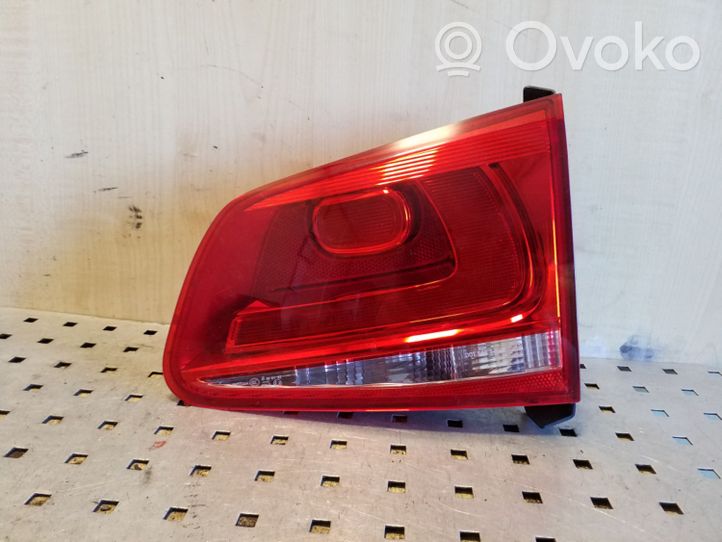 Volkswagen Touareg II Lampy tylnej klapy bagażnika 89090230A