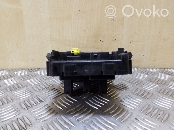 Toyota Avensis T220 Fuse module 8273005020