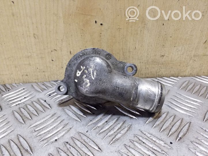 Volkswagen Touareg I Boîtier de thermostat / thermostat 070121114