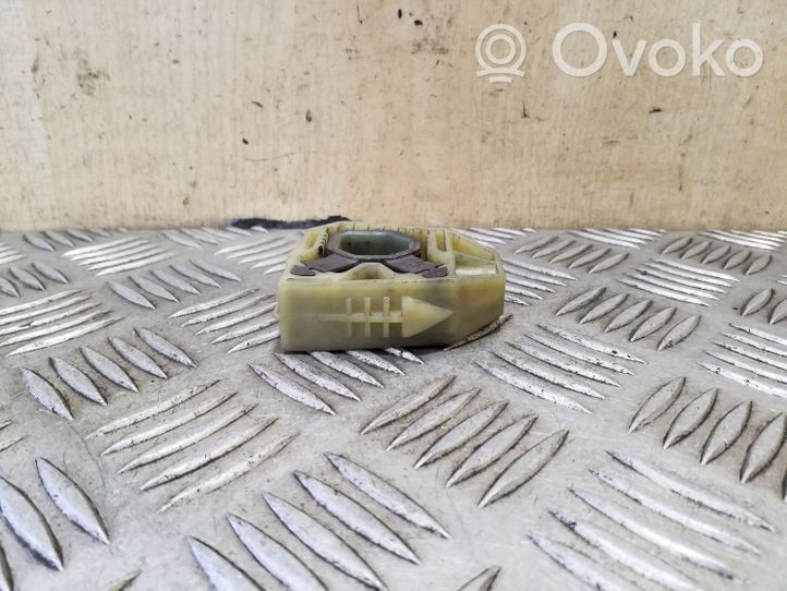 Volkswagen Tiguan Staffa di montaggio del radiatore 1K0121367G