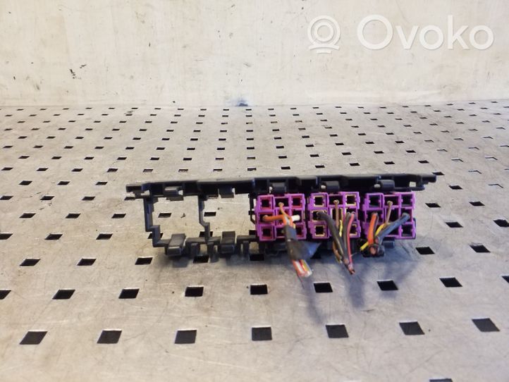 Volkswagen Tiguan Releju montāžas bloks 1K0937503A