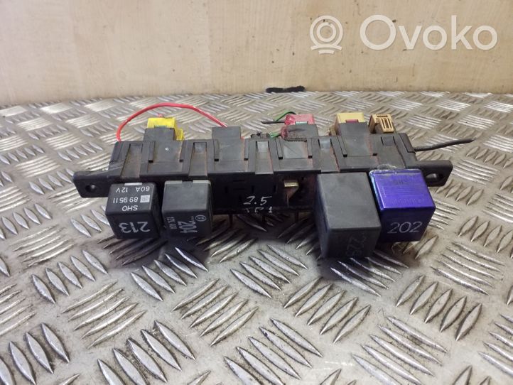 Audi A6 S6 C4 4A Drošinātāju bloks 4A0941822