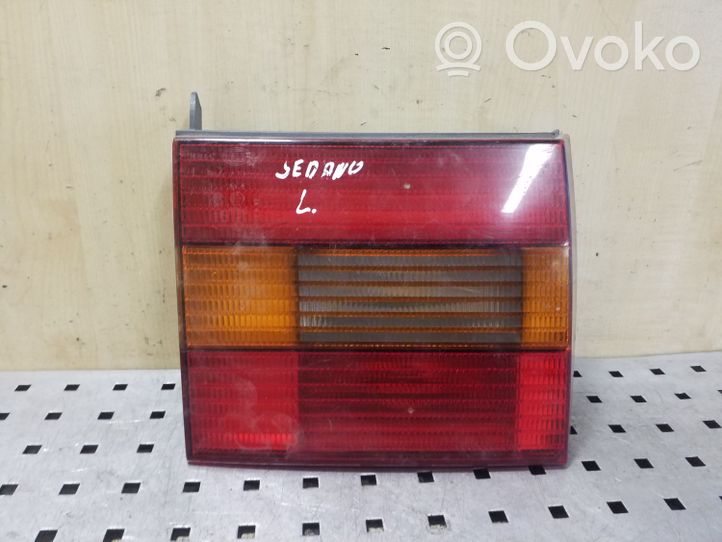 Volkswagen PASSAT B4 Lampy tylnej klapy bagażnika 3A5945107