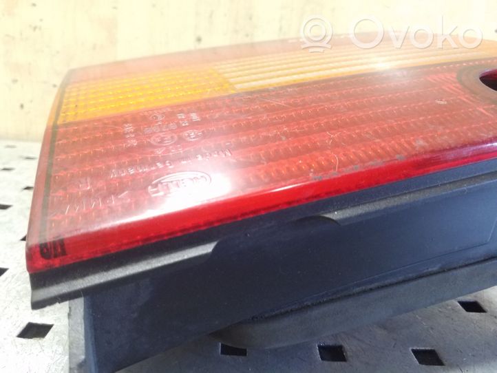 Volkswagen PASSAT B4 Lampy tylnej klapy bagażnika 3A5945108A