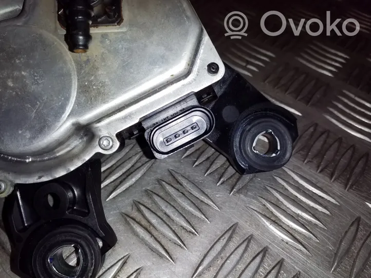 Volkswagen Touareg II Moteur d'essuie-glace arrière W000020242