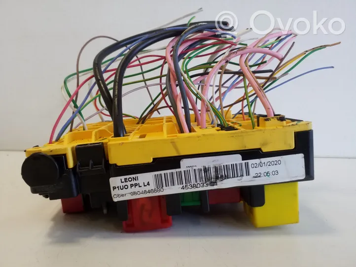 Opel Grandland X Fuse module 9804846880